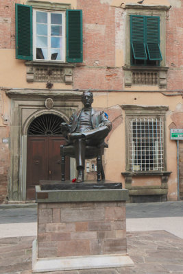 Puccini statue