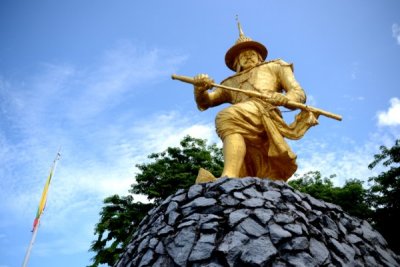 King Bayint Naung Monument