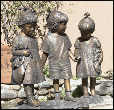 Bronze statues of children on Canyon Road