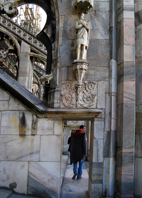 Walking through the buttresses  .. 3685
