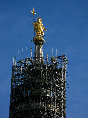 The Tiburio or central tower under restoration .. 3667