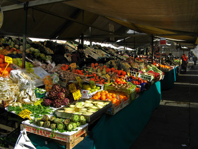 Padova: Market in Piazza delle Erbe ..0077