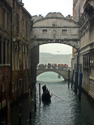 Gondola under the Ponte dei Sospiri .. 2689