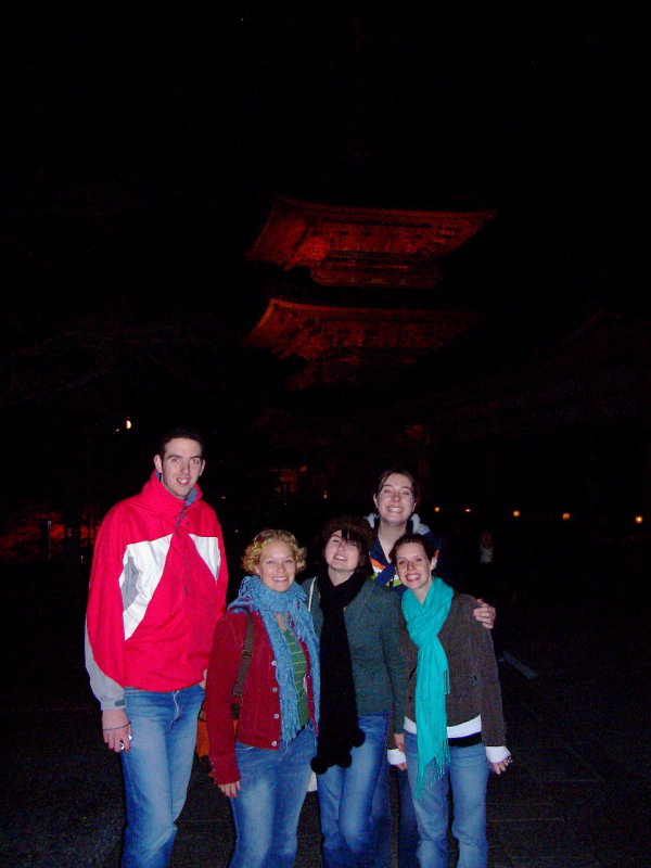 dan, lisa, lisa, amy, ellie.  amigos