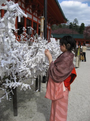 Yuki tying her prayer