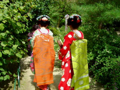 fake maiko in the Heian-jingu gardens
