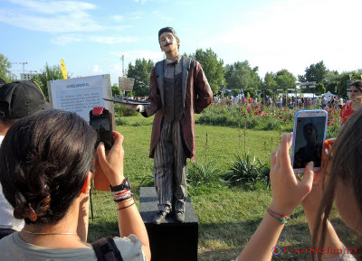 Festivalul-International-Statui-Vivante-Bucuresti-chelnerul-2.JPG