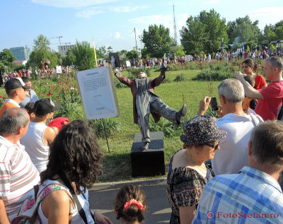 Festivalul-International-Statui-Vivante-Bucuresti-chelnerul-1.JPG