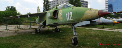 muzeul-aviatiei-bucuresti-IAR93-3.JPG