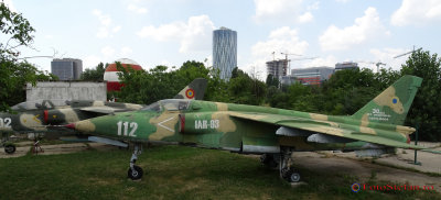 muzeul-aviatiei-bucuresti-IAR93-4.JPG