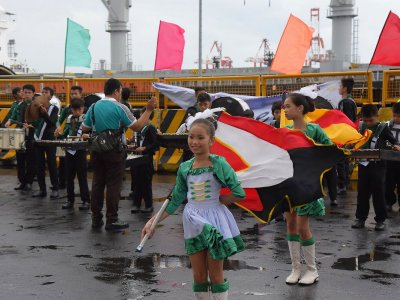 Von voyage! - by Manila school band.  