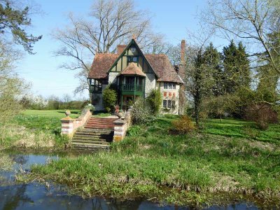 eythorpe estate lodge by a young river thame