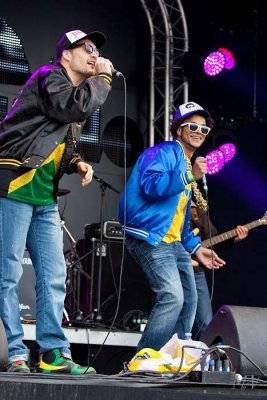 Johnny Den Artiest & Slongs Dievanongs 
