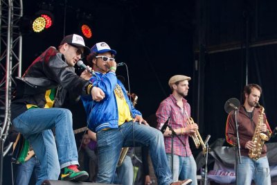 Johnny Den Artiest & Slongs Dievanongs 