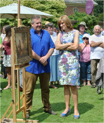 Fiona Bruce admiring a painting
