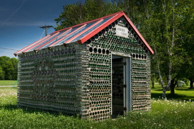 150604-18-Ste-Brigide rte 233 - Cabane en bouteilles.jpg