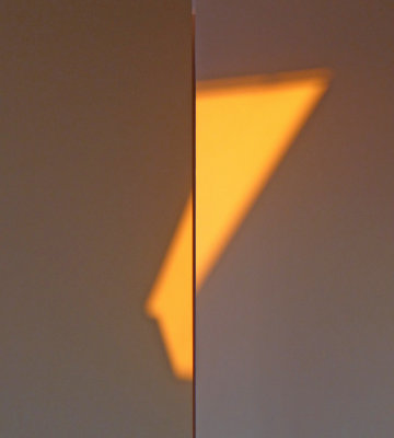 Sunrise beams on two walls - P1050657c