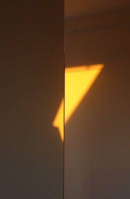 Sunrise beams on 2 walls - P1050688b
