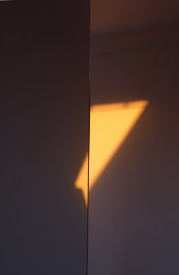 Sunrise beams on 2 walls - P1050691b