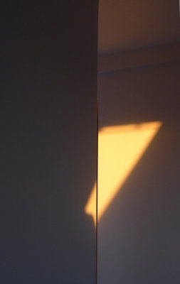 Sunrise beams on 2 walls - P1050694b