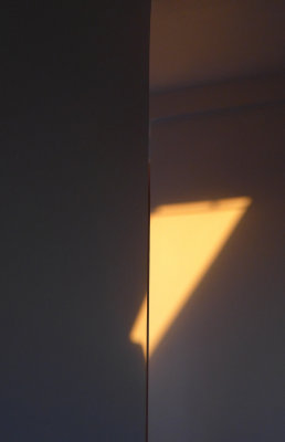 Sunrise beams on 2 walls - P1050697b