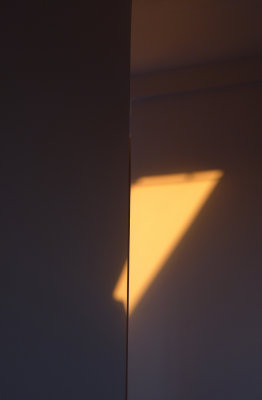 Sunrise beams on 2 walls - P1050700b