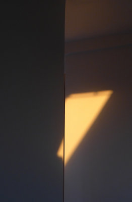 Sunrise beams on 2 walls - P1050703b
