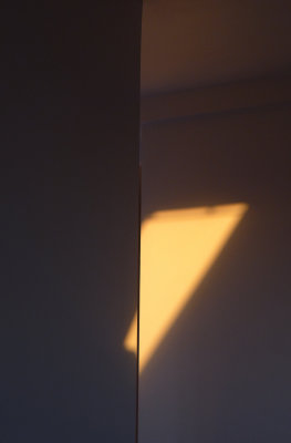 Sunrise beams on 2 walls - P1050706b