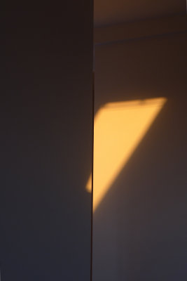 Sunrise beams on 2 walls - P1050715b