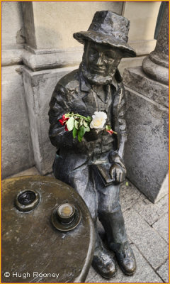  Krakow - Rynek Glowny -  Statue of Piotra Skrzyneckiego 