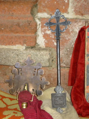 The cross on the right used to belong to Nakuto Le Ab