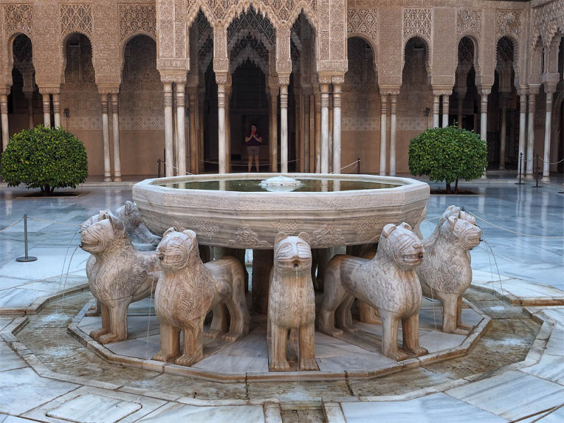 Der Lwenbrunnen im Lwenhof der Alhambra