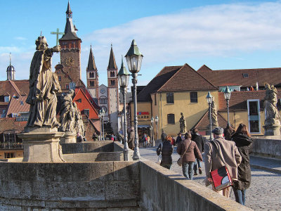 Der Brckenheilige Johannes von Nepomuk im Hintergrund der Dom St. Kilian