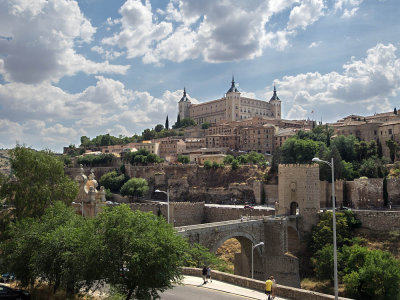 Die Alcantara-Brücke in Toledo with Alcázar in background