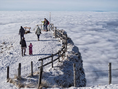 Walking on the way, sea of clouds