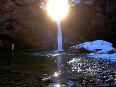 Die Sonne steht genau ber dem Buchenegger Wasserfall.jpg