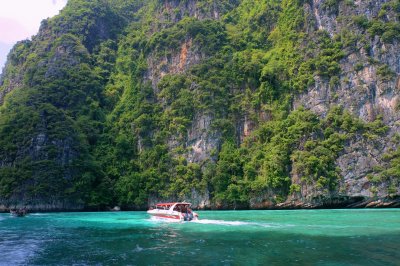 Boat in Lo Samah Bay