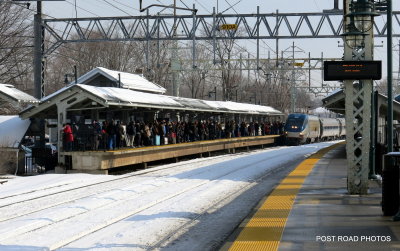20140219-disabled-amtrak-train-milford-and-passengers-crammed-on-platform-post-road-photos-david-purcell-credit-014.JPG