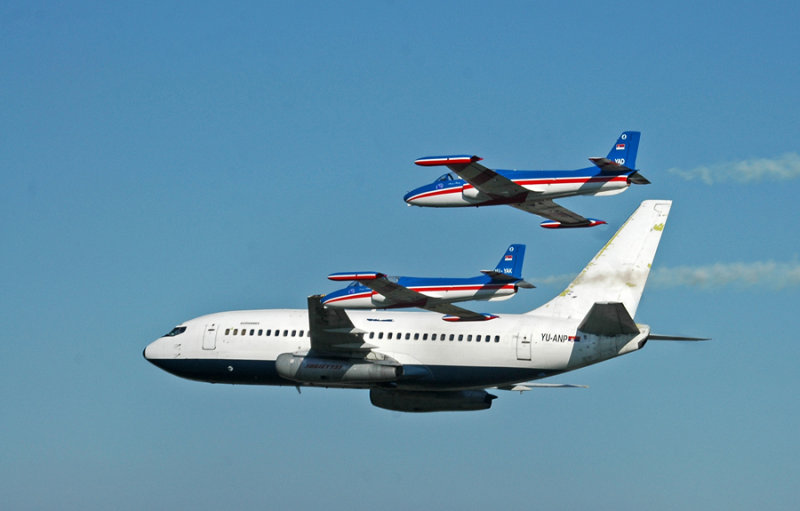 Boing 737 YU-ANP escorted by Stars