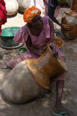 Femme glacant une poterie