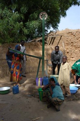 Tchad, Femme pompant l'eau