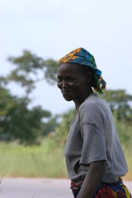 Tchad, Femme sur le bord de la route