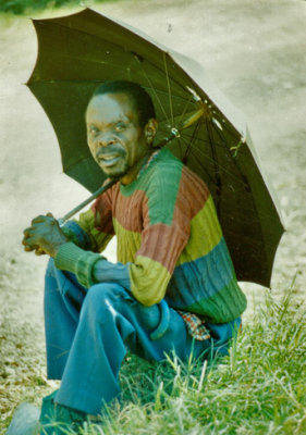 Rwanda Vieux se protégeant du soleil