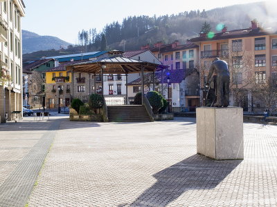 Monumento al curtidor y kiosko de musica P1175162.jpg