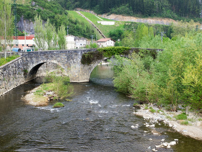 Puente antiguo sobre el rio Oria P4126130.jpg