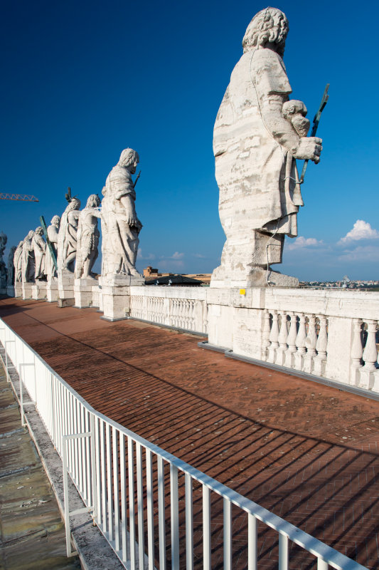 Statues ornant la facade de la Basilique Saint-Pierre / Piazza San Pietro
