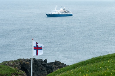 Le Sea Adventurer au large / The Sea Adventurer anchored off Mykines Island
