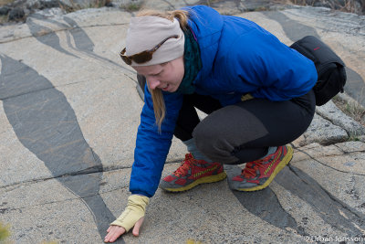 Katrin som r inbiten klttrare kollar greppet i berget.