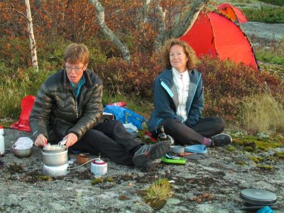 Lena och Anna fixar middag  Foto Anita