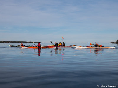 Spegelpaddling vid överfarten mot Rumshamn.